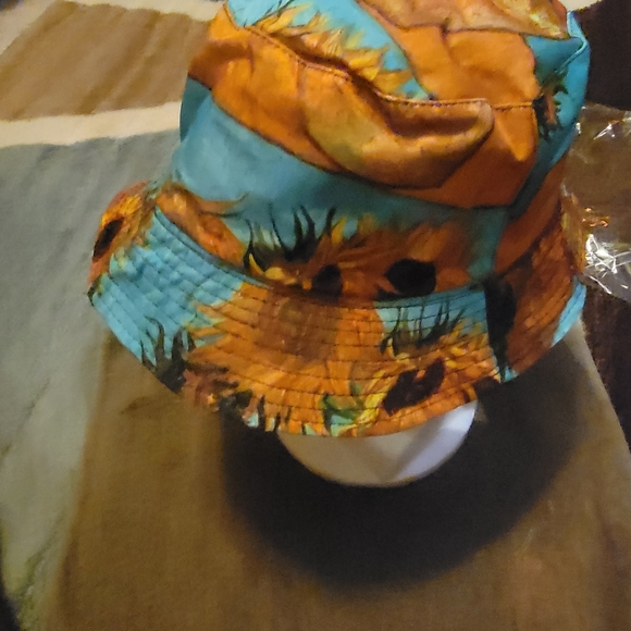 New In Package Multi Color bucket hat - Picture 10 of 11